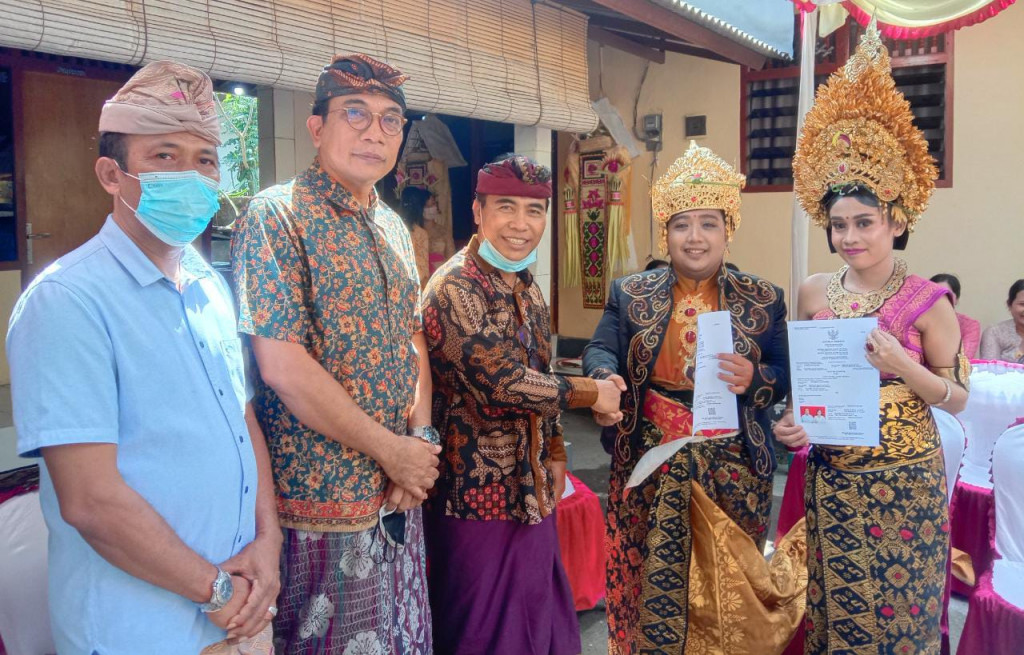 Penyerahan KK (Kartu Keluarga) Baru, Akta Perkawinan dan Kartu Tanda Penduduk (KTP) Baru Implementasi Dalung Smartvillage